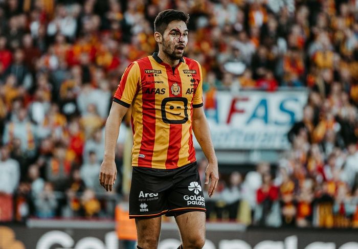 Sandy Walsh yang terlihat berdarah usai berduel saat membela KV Mechelen di Liga Belgia 2023/2024.