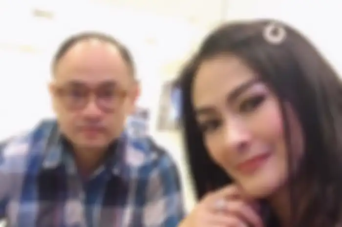 Iis Dahlia bersama suaminya, Satrio Dewandono.
