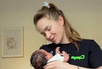 Elina Svitolina menggendong anak perempuannya, Skai.