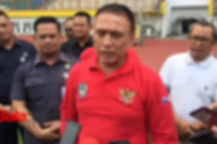 Ketua Umum PSSI, Mochamad Iriawan alias Iwan Bule, memberikan keterangan kepada wartawan ketika meninjau Stadion Pakansari, Bogor.