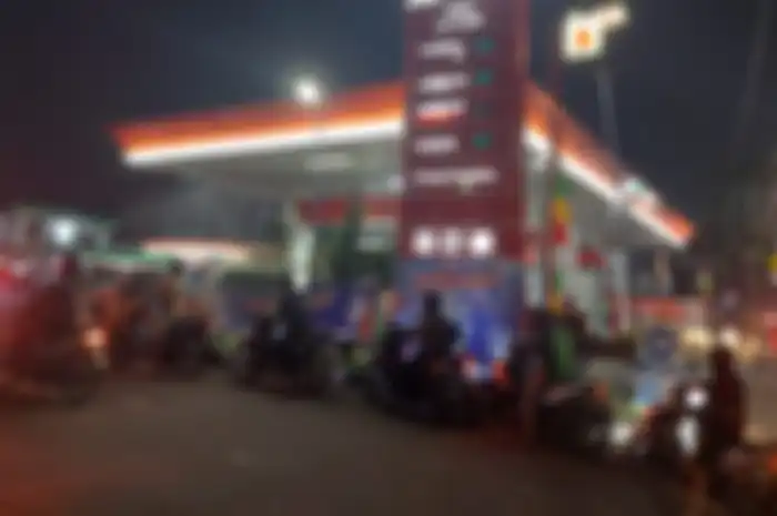 Sebuah SPBU di Banyuwangi Jawa Timur disegel polisi karena nekat jual bensin campur air (foto ilustrasi).