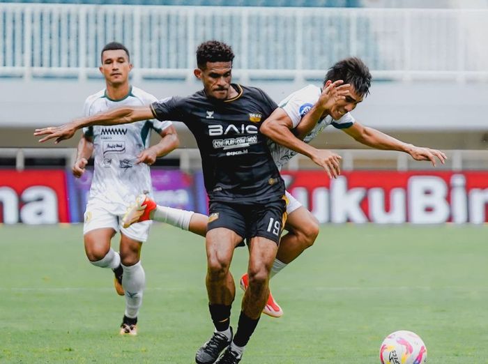 Pemain Dewa United, Ricky Kambuaya, berduel dengan gelandang PSS Sleman Paulo Sitanggang pada pekan ke-12 Liga 1 2024/2025 di Stadion Pakansari, Bogor, Selasa (3/12/2024). 