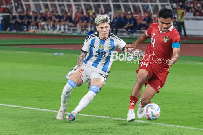 Bek sayap kanan timnas Indonesia, Asnawi Mangkualam Bahar (kanan), sedang mengecoh pemain timnas Argentina bernama Alejandro Garnacho (kiri) saat bertanding di Stadion Utama Gelora Bung Karno, Senayan, Jakarta, Senin (19/6/2023) malam.