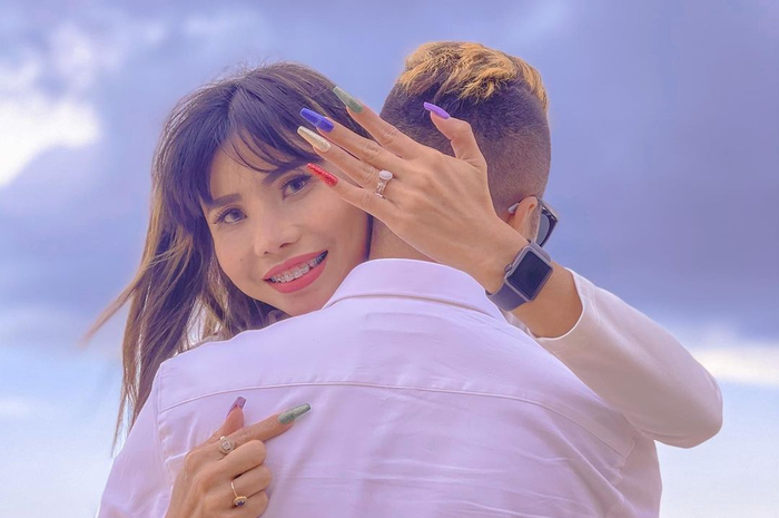 Eva Belisima pamer dilamar sang kekasih