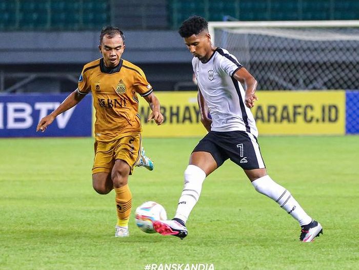 Pemain RANS Nusantara FC, Tavinho, dikawal oleh bek Bhayangkara FC Fatchurrohman pada laga pekan kedua Liga 1 2023/2024.