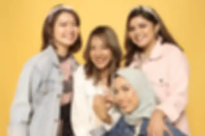 Tim redaksi Stylo dengan gaya makeup Camera Ready Look ketika melakukan sesi foto