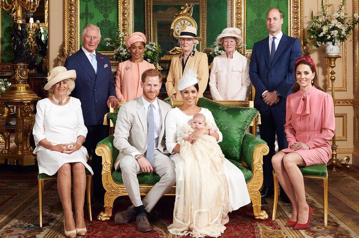 Foto resmi keluarga Kerajaan Inggris saat pembaptisan Archie, anak Pangeran Harry dan Meghan Markle