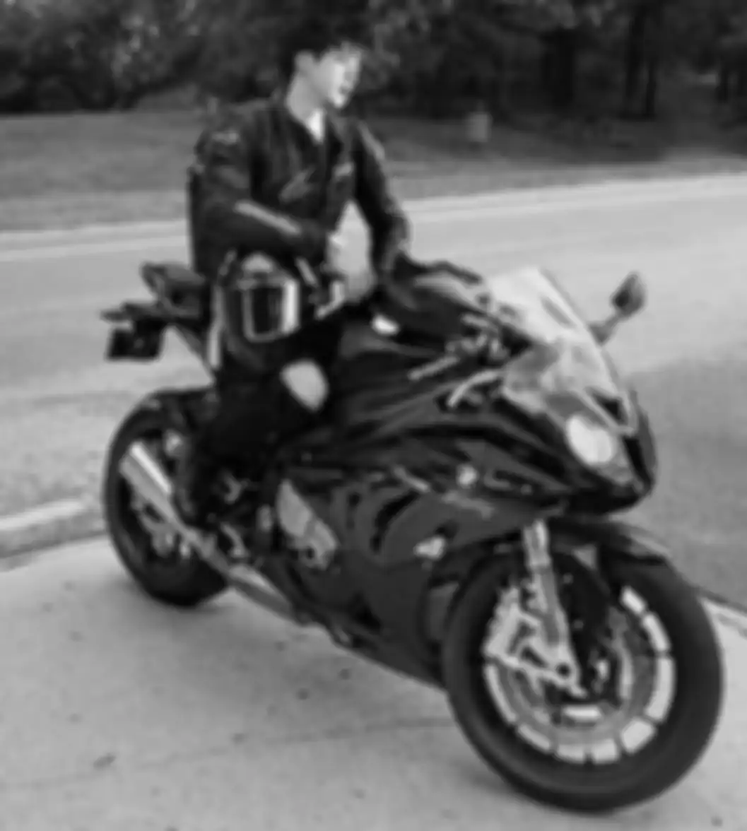 Momen Jungkook BTS saat naik motor gede BMW 1000RR