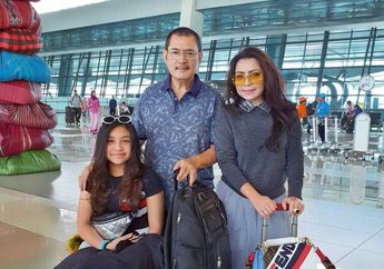 Gaya Kompak Keluarga Mayangsari dan Bambang Trihatmodjo Tiduran di Atas Skydeck Chicago, AS