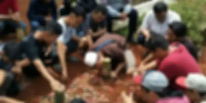 Tangisan pecah saat proses pemakaman