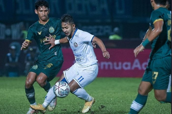 Suasana pertandingan antara Arema FC melawan Persikabo 1973 pada lanjutan Piala Presiden 2022 di Stadion Kanjuruhan, Malang, Minggu (19/6/2022).