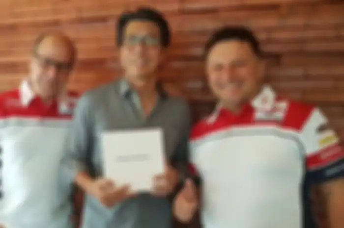 Mulyo Rahardjo, CEO Deltomed Laboratories (tengah) menjadi sponsor baru buat tim Federal Oil Gresini