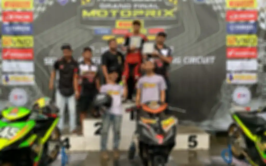 M. NUrgianto dan tim kala berhasil meraih podium utama di Grand Final Kejurnas Motorprix 2022. 