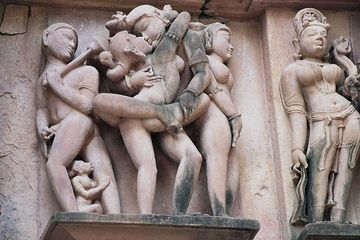 Pahatan erotis yang menggambarkan adegan dalam kitab Kama Sutra, sebuah pedoman di India Kuno sejak abad ke-4.