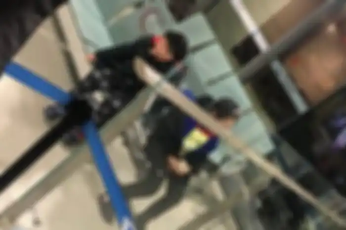 Viral, Foto 2 Bocah Ditinggal Orang Tua di Bandara karena Diduga Terjangkit Virus Corona, Begini Ending Kisahnya!