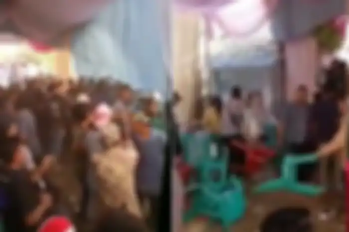 Kericuhan sampai baku hantam dan lempar kursi terjadi di acara pernikahan yang dihadiri mantan