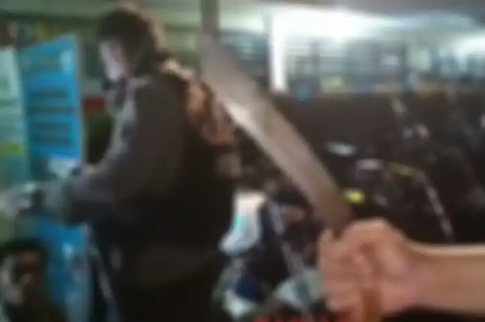 Tim Raimas Backbone amankan tiga pemuda bawa golok saat naik motor.