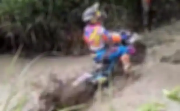 Devita saat melibas lumpur.