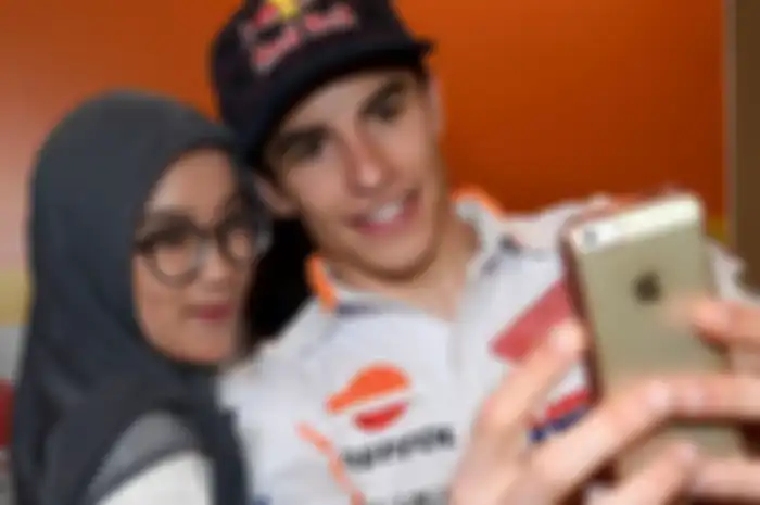 Marc Marquez selfie dengan seorang penggemar.