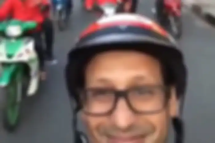 Nadiem Makarim memperkenalkan Goviet di Vietnam bersama rombongan driver Goviet.