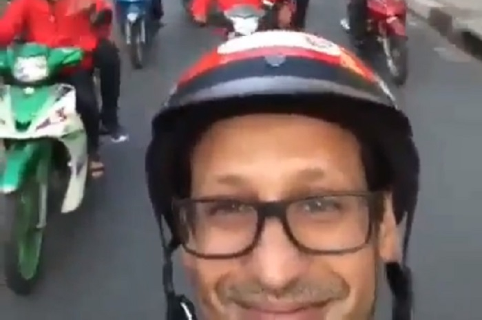 Nadiem Makarim memperkenalkan Goviet di Vietnam bersama rombongan driver Goviet.