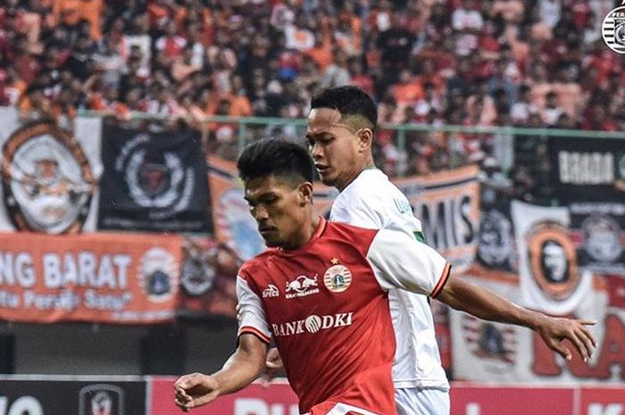 Pemain Persija Jakarta, Heri Susanto, bersaing memperebutkan bola dengan bek Kalteng Putra, Wasyiat Hasbullah, pada babak delapan besar Piala Presiden 2019.