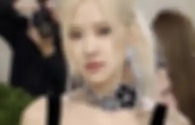 Hadiri Met Gala, Rose BLACKPINK Tampil Stunning Pakai Dress YSL!