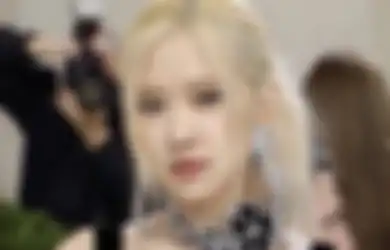 Hadiri Met Gala, Rose BLACKPINK Tampil Stunning Pakai Dress YSL!