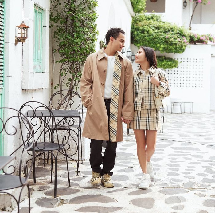 Pemotretan brand mewah Burberry oleh Prilly Latuconsina dan Omara Esteghlal.