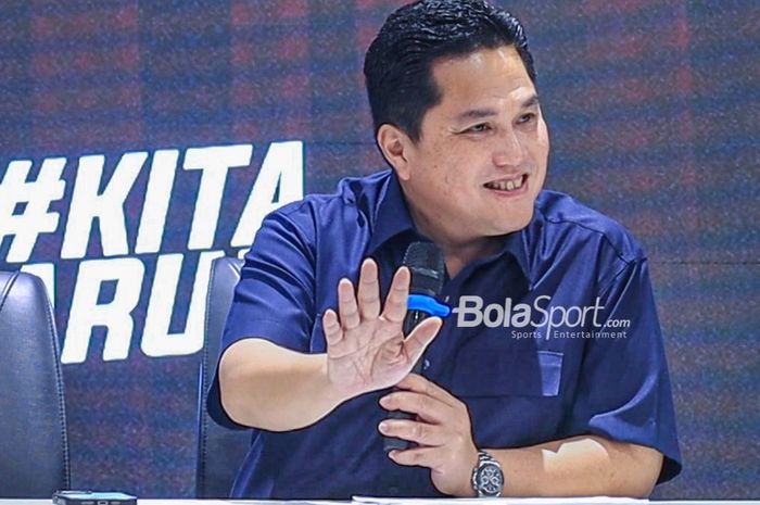 Ketua Umum PSSI, Erick Thohir, sedang memberikan keterangan kepada awak media di GBK Arena, Senayan, Jakarta, Jumat (28/4/2023) sore.