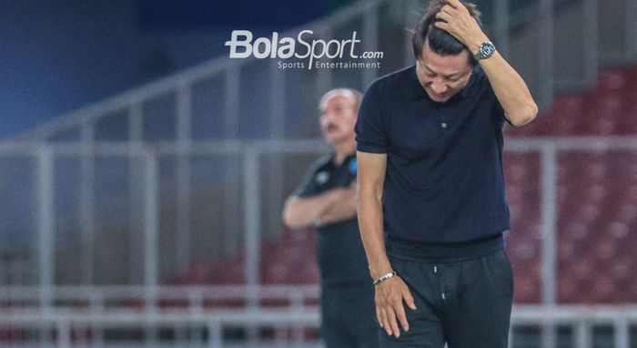 Pelatih timnas U-20 Indonesia, Shin Tae-yong, sempat tertunduk dan memegangi kepalanya saat memantau para pemainnya bertanding dalam laga Turnamen Mini Internasional di Stadion Gelora Bung Karno, Senayan, Jakarta, Selasa (21/2/2023) malam.