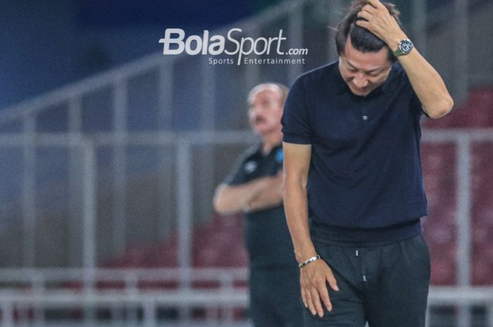 Pelatih timnas U-20 Indonesia, Shin Tae-yong, sempat tertunduk dan memegangi kepalanya saat memantau para pemainnya bertanding dalam laga Turnamen Mini Internasional di Stadion Gelora Bung Karno, Senayan, Jakarta, Selasa (21/2/2023) malam.