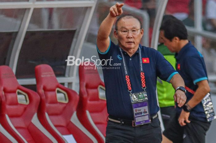 Pelatih timnas Vietnam, Park Hang-seo, sedang memberikan intruksi kepada para pemainnya dalam laga leg pertama semifinal Piala AFF 2022 di Stadion Gelora Bung Karno, Senayan, Jakarta, 6 Januari 2023.