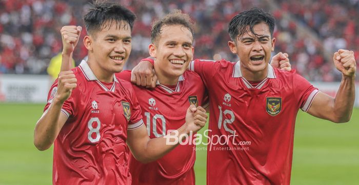 Witan Sulaeman, Egy Maulana Vikri, dan Pratama Arhan merayakan gol dalam laga timnas Indonesia melawan Kamboja di Grup A Piala AFF 2022, Jumat (23/12/2022) di SUGBK, Senayan.  