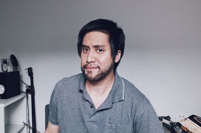 Penampilan baru Kevin Aprilio, rambut pendek dan brewokan.