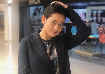 Laura Theux Goda dan Cium Seorang Bayi, Netizen: Bikin Iri Aja!