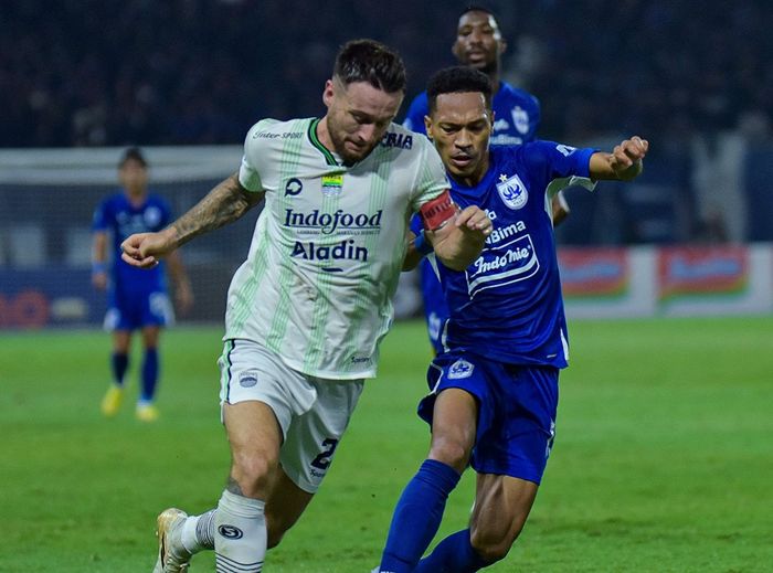 Kapten Persib Bandung, Marc Klok, mendapat kawalan dari pemain PSIS Semarang, Giovanni Numberi, pada pekan ke-9 Liga 1 2023/2024.