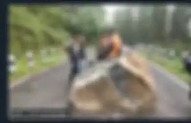 Bikin Heboh, Batu Raksasa Tiba-tiba Muncul Menutup Jalan Raya di Kota Brebes, Gubernur Jawa Tengah Sampai Mempertanyakannya: Itu Batu Dari Mana?