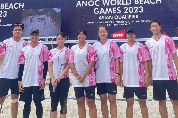 Tim air badminton Indonesia yang bertanding pada kualifikasi ANOC World Beach Games 2023 di Putrajaya, Malaysia, 23-25 Juni 2023. Dari kiri: Zachariah Josiahno Sumanti, Sabar Karyaman Gutama, Lyanny Alessandra  Mainaky, Tryola Nadia, Marsheilla Gischa Islami, Putri Syaikah, dan Moh Reza Pahlevi Isfa