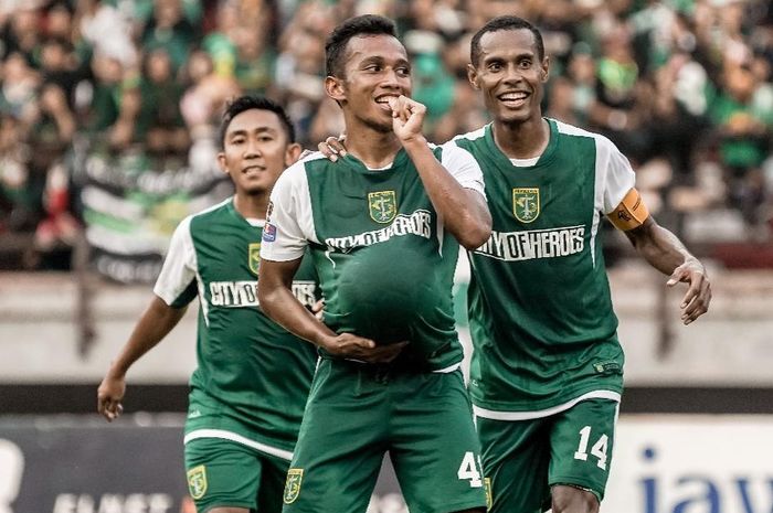 Winger Persebaya Surabaya, Irfan Jaya, saat merayakan gol yang dicetak ke gawang Persinga Ngawi pada babak 32 besar Piala Indonesia 2018.