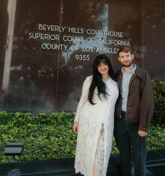 Stephanie Poetri dan Asher menikah di Beverly Hills Courthouse, Los Angeles, Amerika Serikat.