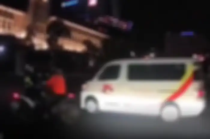 Motor dan mobil nekat terobos lampu merah di Semarang