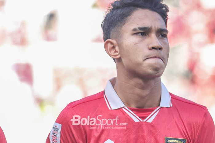 Gelandang timnas Indonesia, Marselino Ferdinan, saat sedang berbaris jelang bertanding dalam laga leg pertama semifinal Piala AFF 2022 di Stadion Gelora Bung Karno, Senayan, Jakarta, 6 Januari 2023.