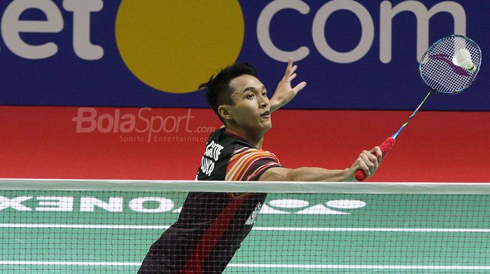 Pebulutangkis tunggal putra Indonesia Jonatan Christie saat melawan pebulutangkis ganda putra asal Denmark, Hans-Kristian Solberg Vittinghus dalam turnamen bulutangkis Indonesia Open 2019 di Senayan, Jakarta, Kamis (18/7/2019).