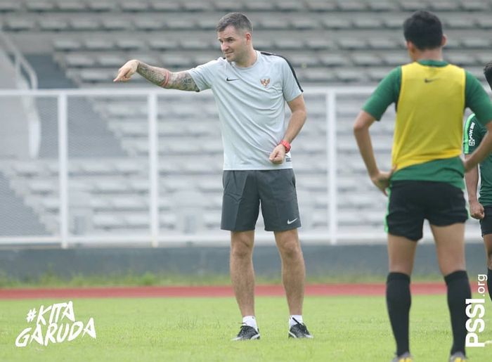 Pelatih timnas Indonesia, Simon McMenemy memimpin latihan perdananya di Stadion Madya, Jakarta, Kamis (7/3/2019).