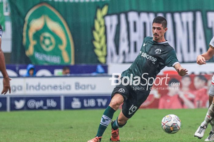 Pemain Persikabo 1973, Bruno Dybal (kiri), sedang menguasai bola dan dibayangi pilar PSM Makassar bernama Kenzo Nambu (kanan) dalam laga pekan ke-29 Liga 1 2022 di Stadion Pakansari, Bogor, Jawa Barat, Kamis (9/3/2023).