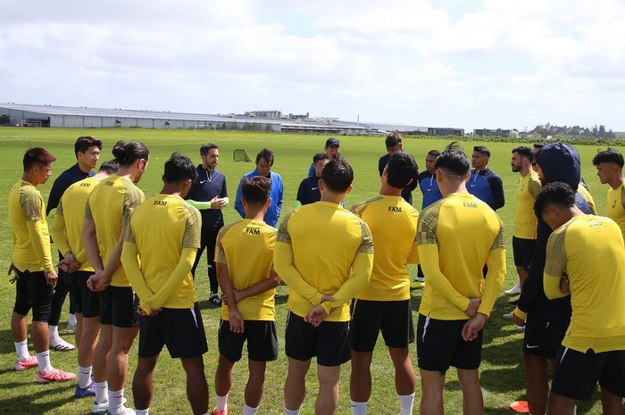 Pau Marti Vicente memimpin sesi latihan Timnas Malaysia.