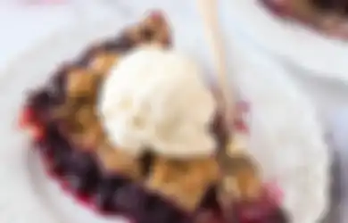 Cara Lain Makan Buah Berry, Dibuat Jadi Berry Crumble yang Enak!