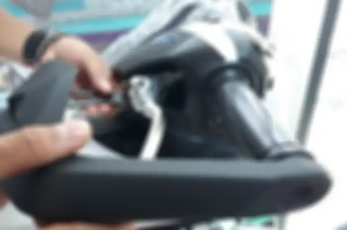 Pasang hand guard aksesori di Yamaha Aerox 155