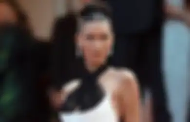 Tampil di Festival Film Cannes, Bella Hadid Seksi Berkalung Paru